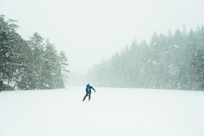 即将滑雪的人被雪包围着